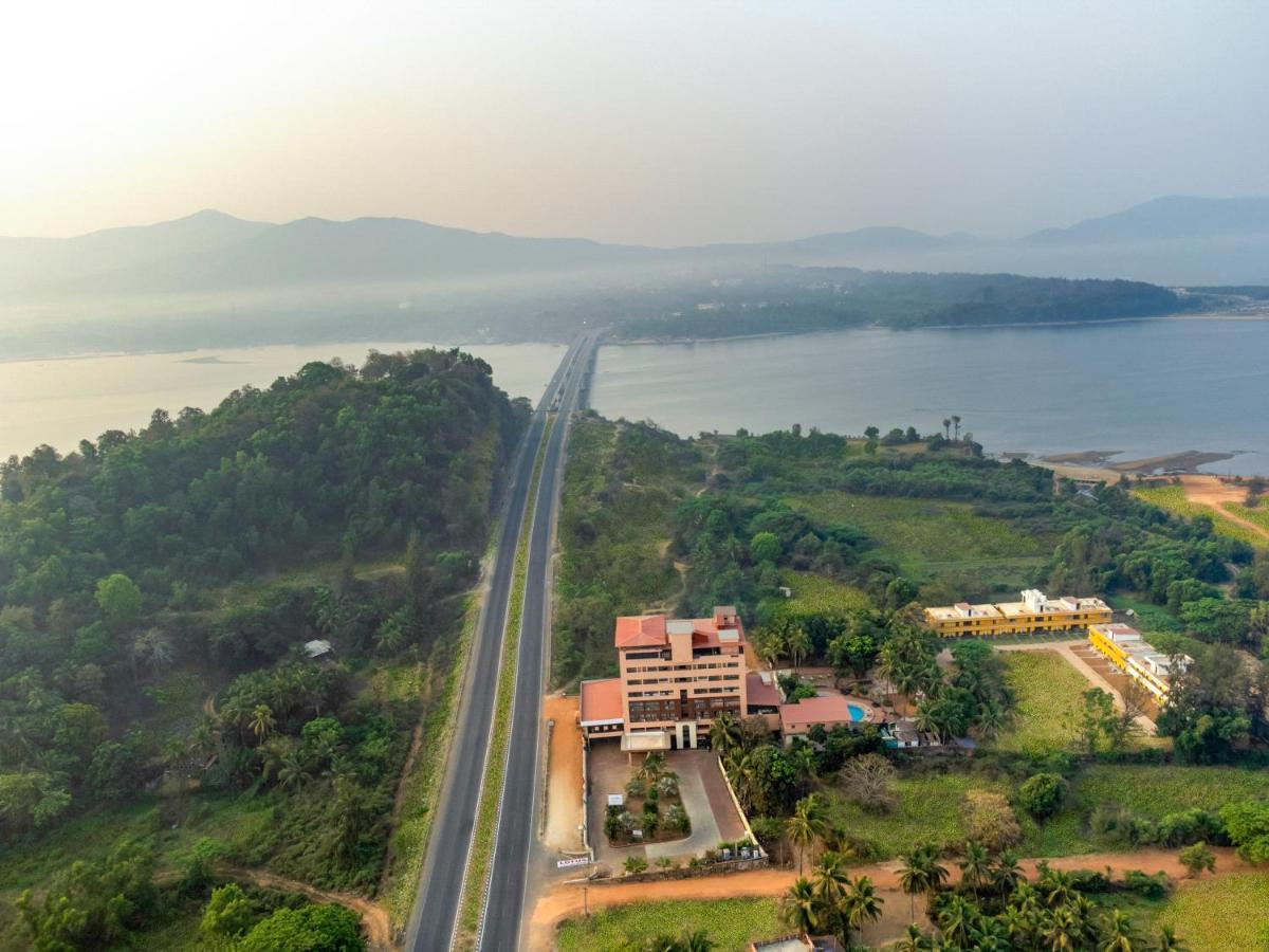 Sterling Karwar Exterior foto
