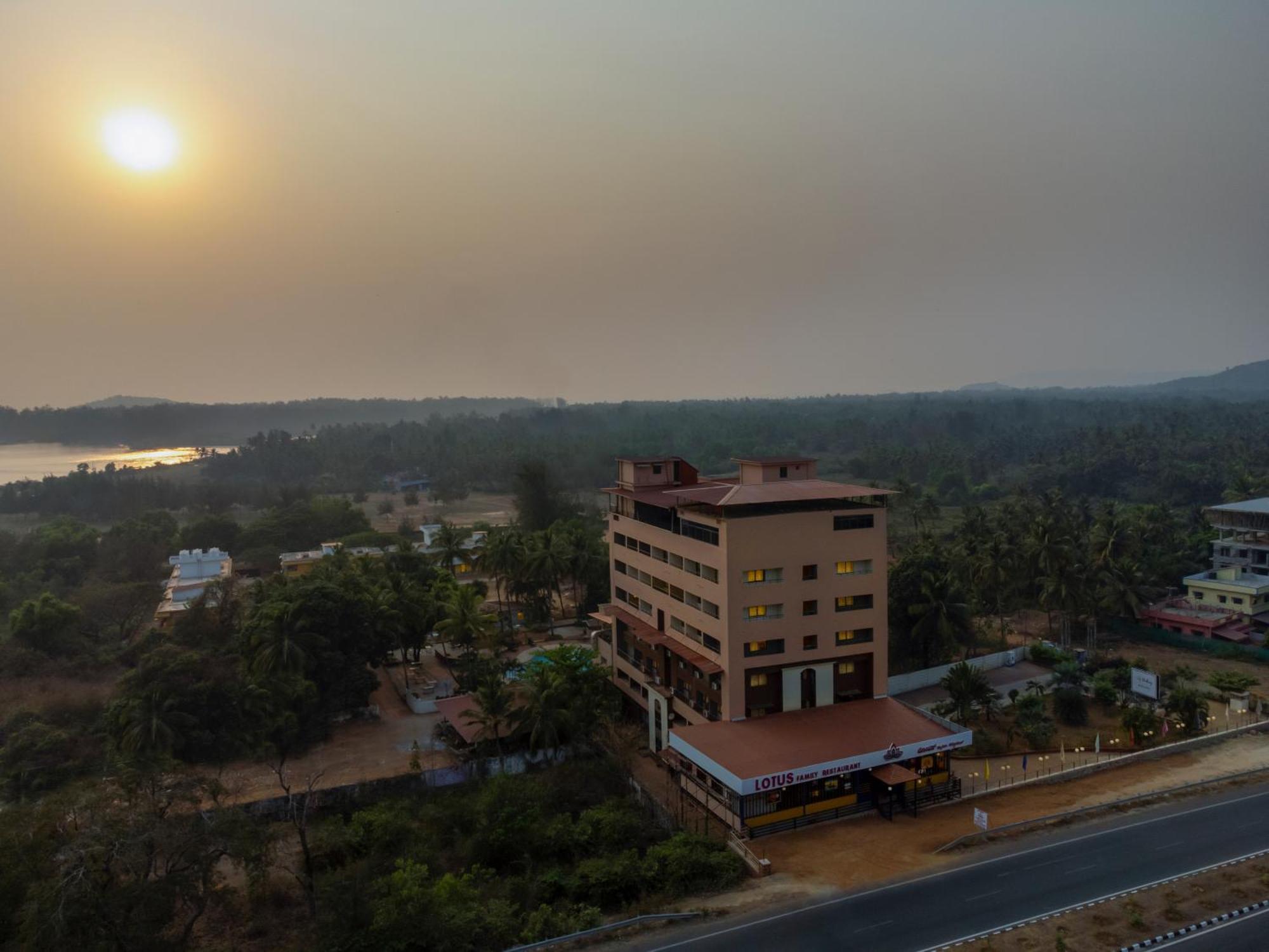 Sterling Karwar Exterior foto